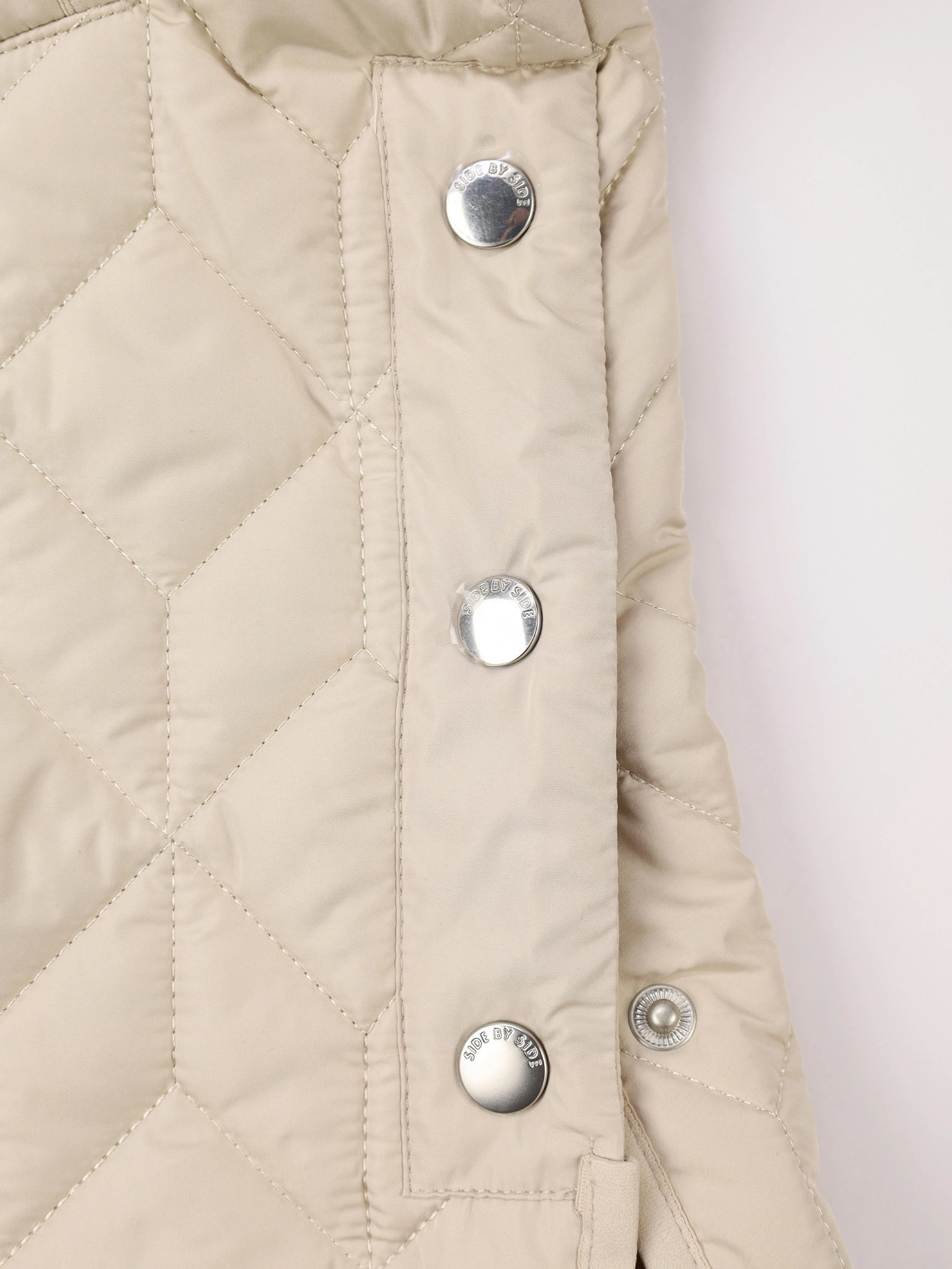 Пальто стеганое светло-бежевого цвета прямого кроя